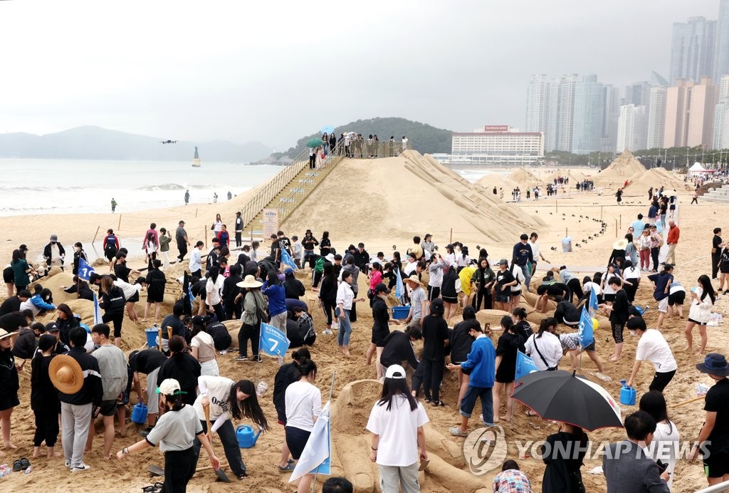 각설이·장미·꼴뚜기까지…전국 곳곳 축제, 나들이객 북적