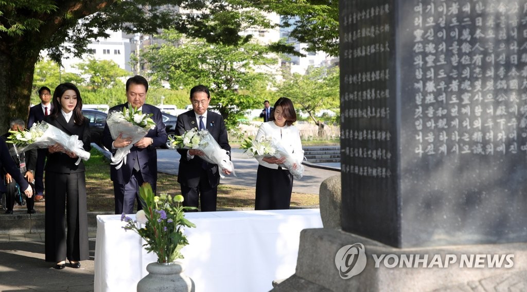 尹 "한일협력 심화" 기시다 "위령비 참배 양국 관계에 중요"(종합2보)