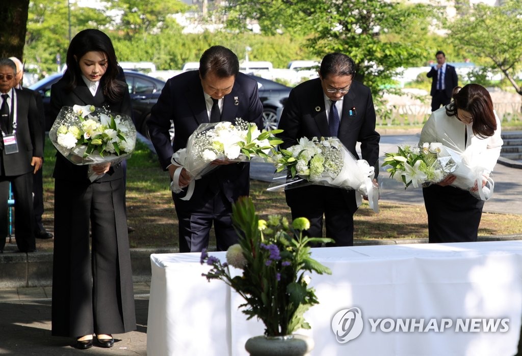 기시다 "한국인원폭희생자위령비 공동참배, 한일관계에 중요"(종합)