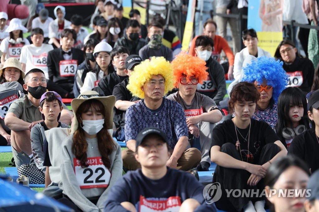 "아무것도…안하고…싶다…" 한강서 단체 '멍때리기'