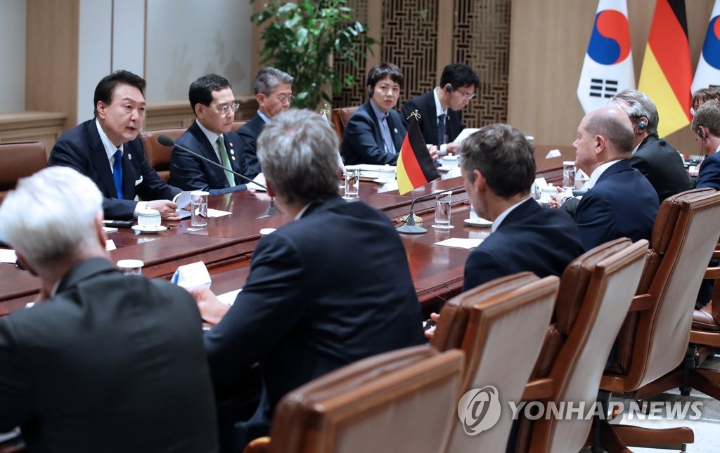 尹 "자유국가와 연대해야" 숄츠 獨총리 "DMZ서 평화 위협 목도"