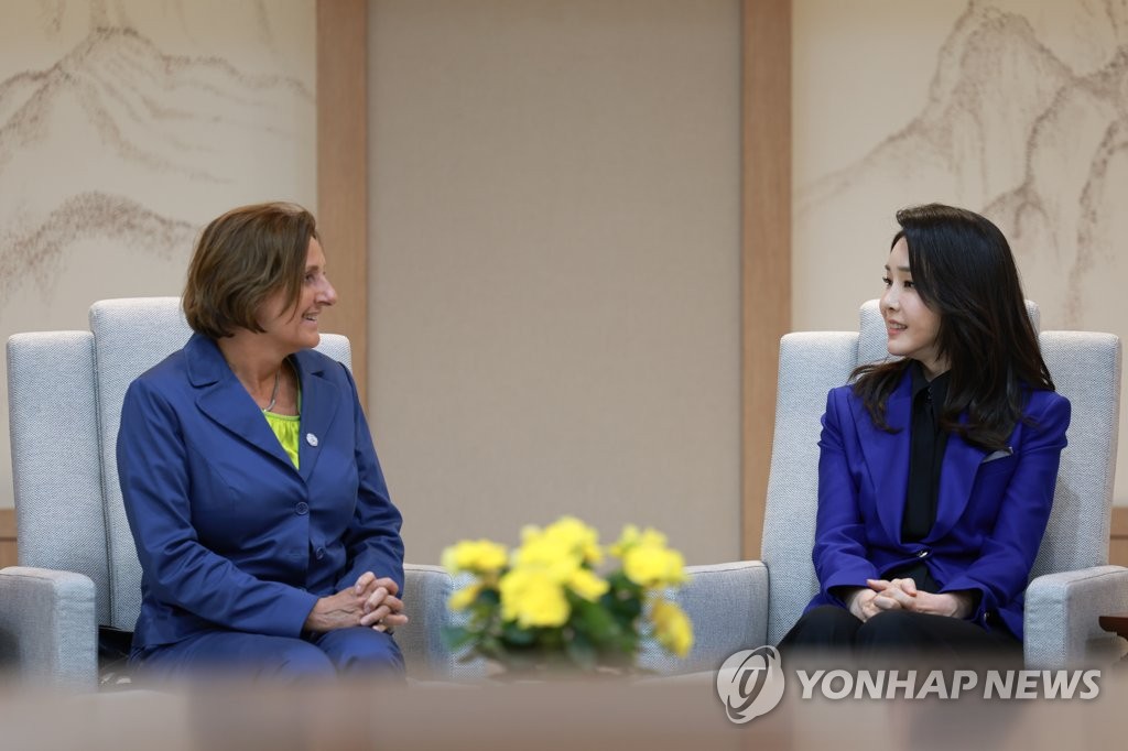 獨총리 방명록 서명 때 배경에 '파독간호사 작가' 노은님 작품(종합)