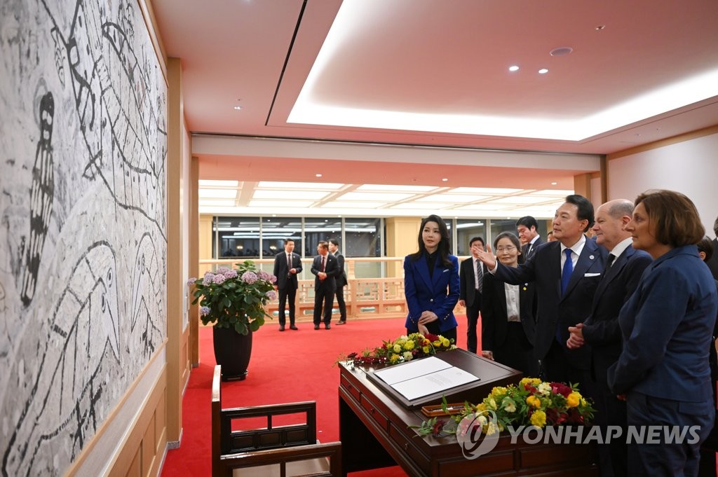 獨총리 방명록 서명 때 배경에 '파독간호사 작가' 노은님 작품(종합)