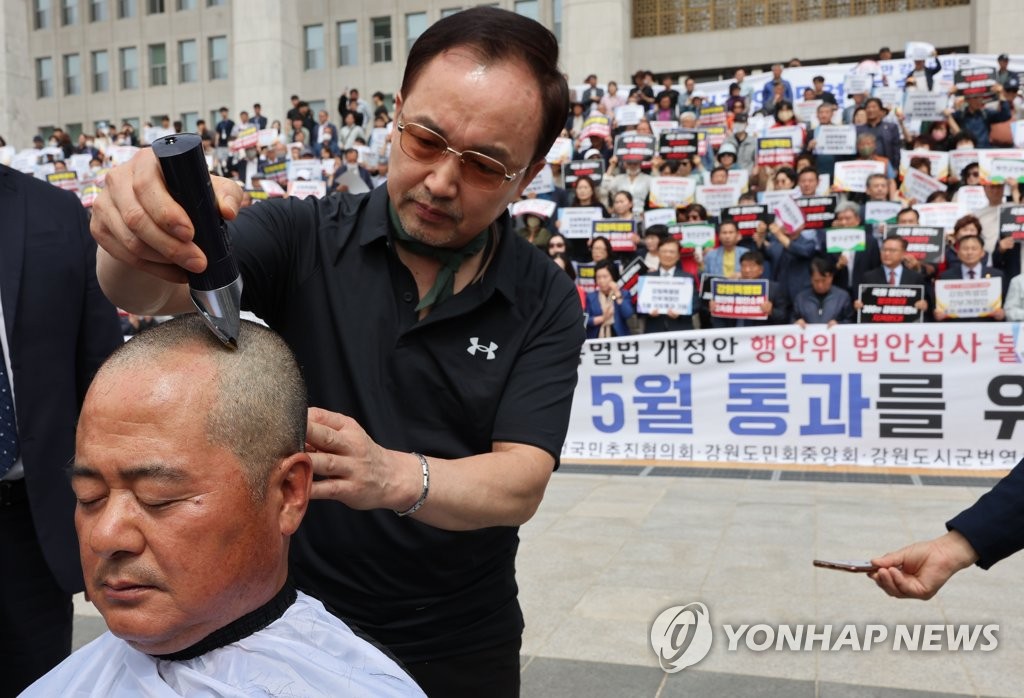 삭발, 농성, 1인시위…강원특별법 국회 통과 촉구 강경 투쟁