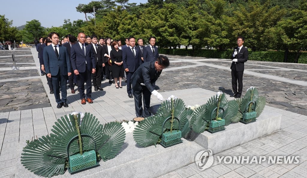 민주, 봉하마을 총집결…'노무현 정신' 부각 지지층 결집 시도