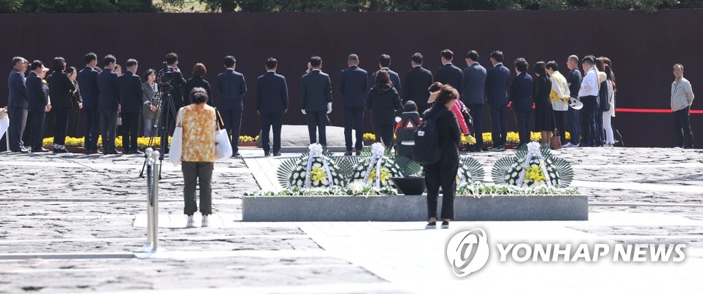 노무현 전 대통령 서거 14주기, 봉하마을은 '노란색 물결'