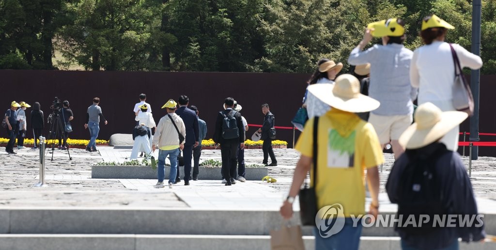 노무현 서거 14주기, '노란색 물결' 이룬 봉하마을(종합)
