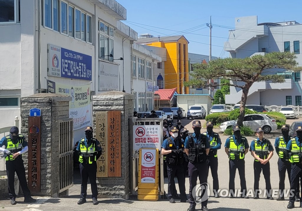 국정원, 전교조 간부 등 압수수색…'창원 간첩단' 연계 혐의(종합)