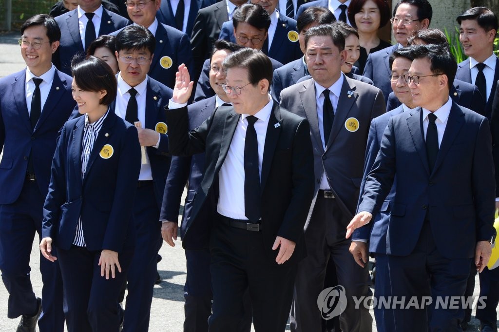 민주, 봉하마을 총집결…'노무현 정신' 앞세워 반전 모색(종합)