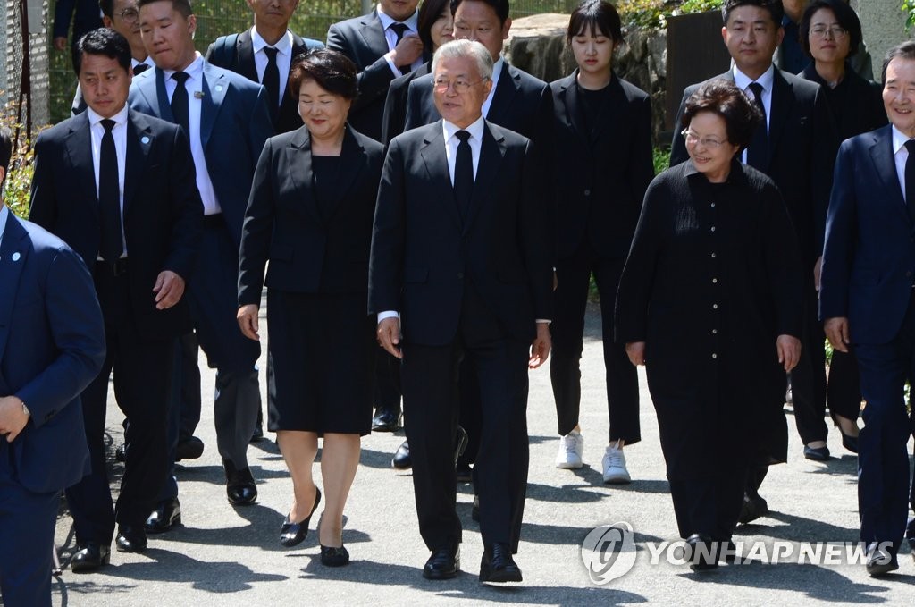 민주, 봉하마을 총집결…'노무현 정신' 앞세워 반전 모색(종합)