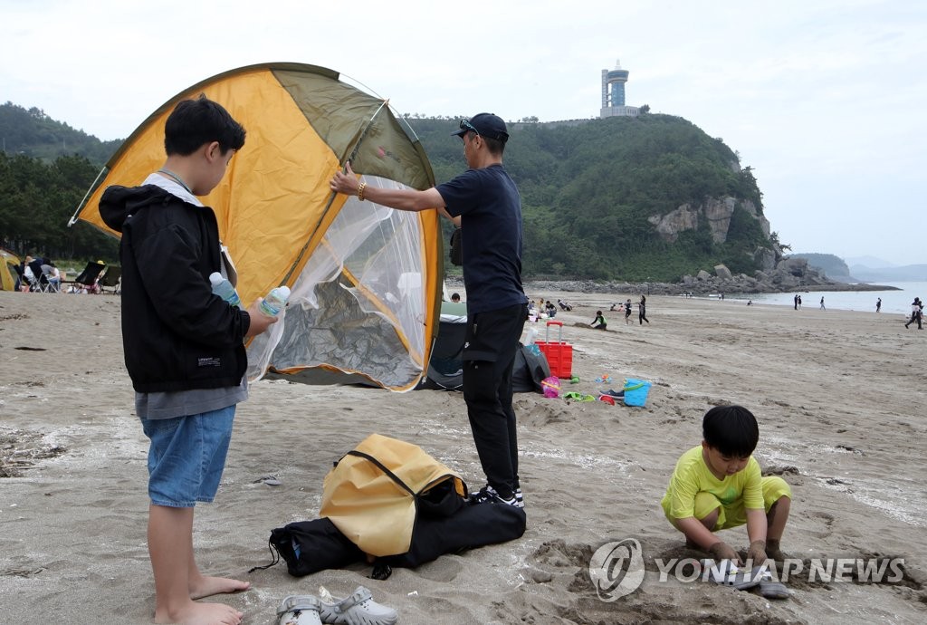 [누리호] "꼭 성공하길" 발사 연기에 관람객들 손 모아 기원