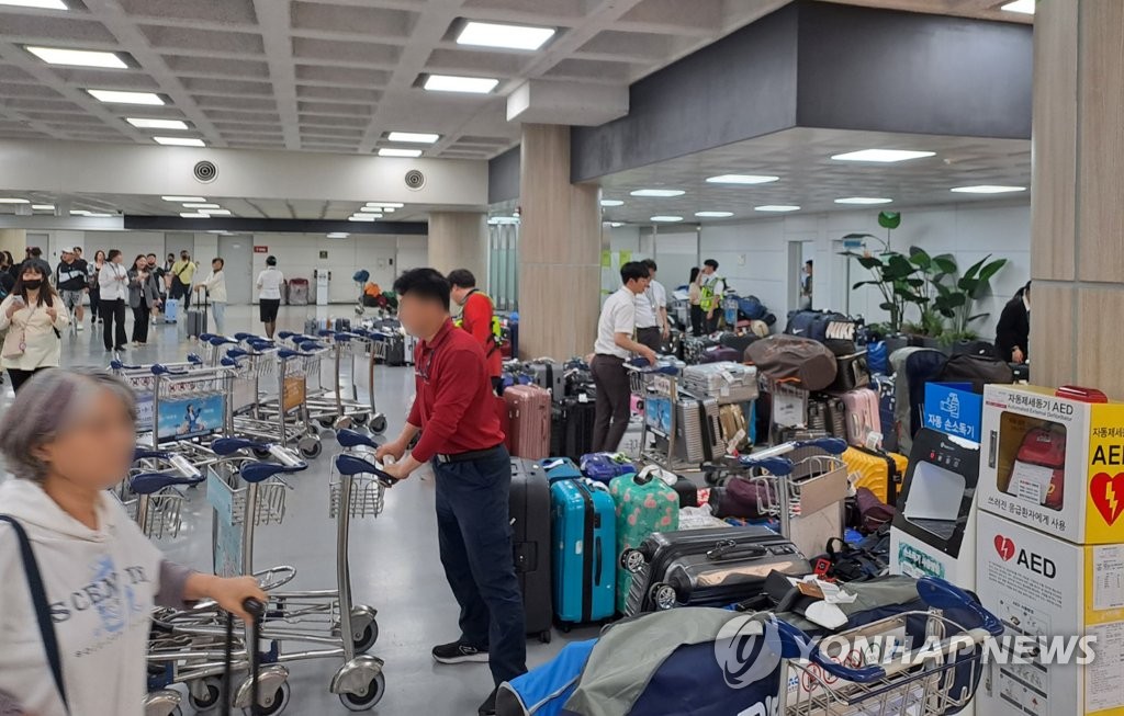 '수하물 대란' 김포공항, 오늘은 정상 운행…어제 142편 지연