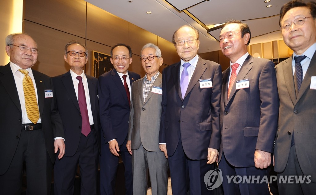 '개발계획 60돌' 집결한 경제원로들 "구조개혁 기로…재정 우려"(종합)