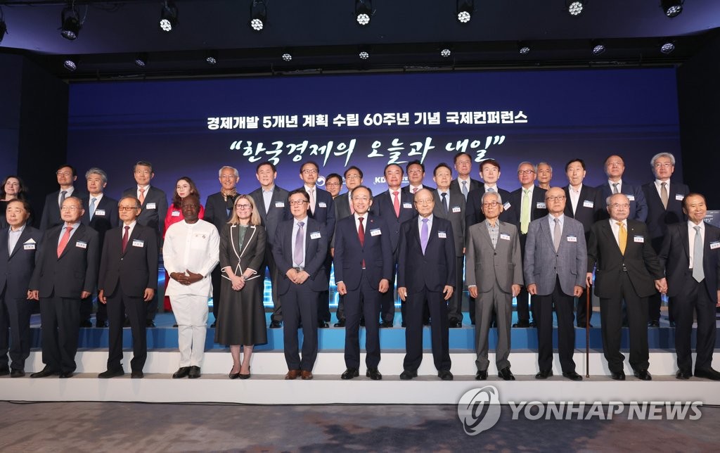 '개발계획 60돌' 집결한 경제원로들 "구조개혁 기로…재정 우려"(종합)