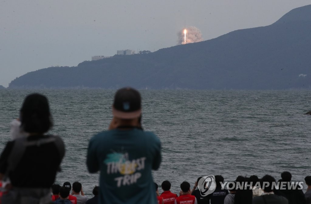 [누리호 성공] "찰나에 우주로"…수백명 관람객 열광의 도가니(종합)