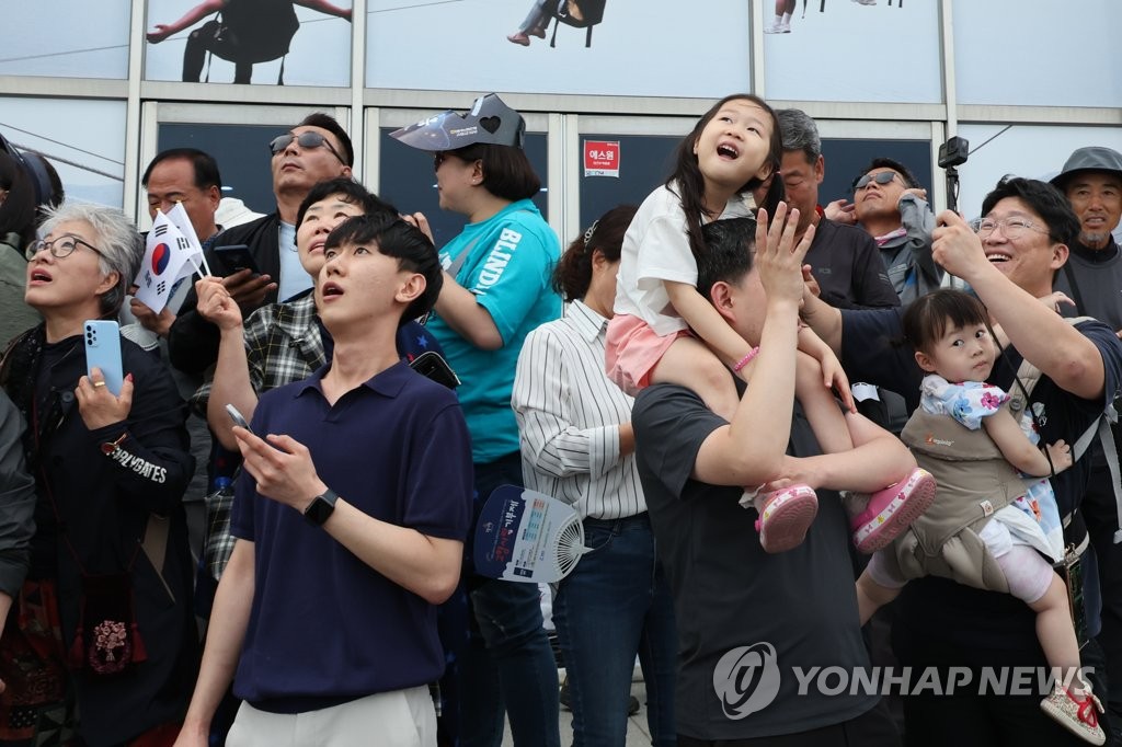 [누리호 성공] "찰나에 우주로"…수백명 관람객 열광의 도가니(종합)