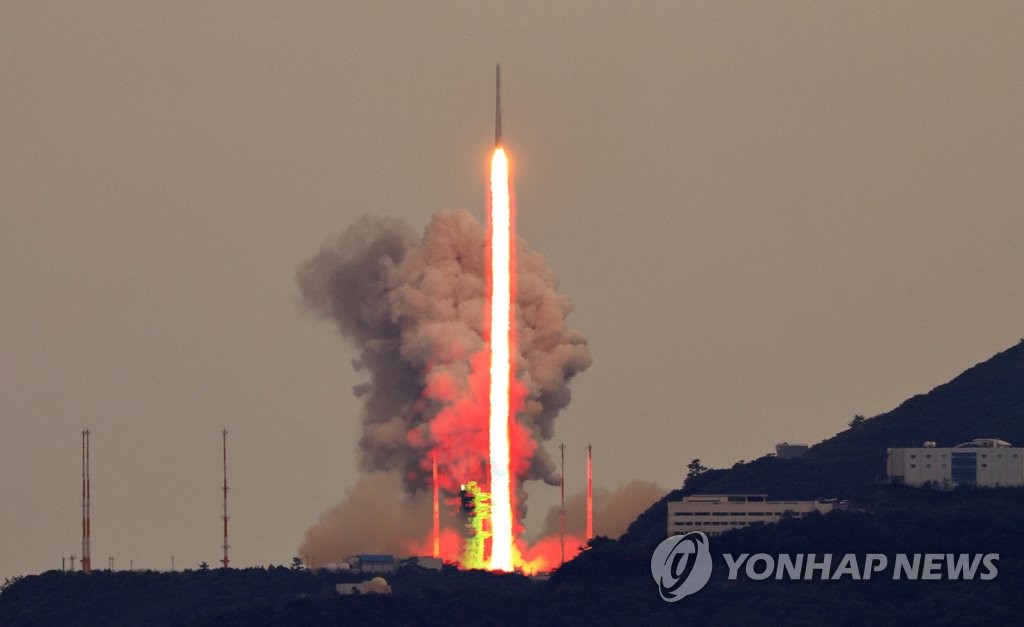 [누리호 성공] "찰나에 우주로"…수백명 관람객 열광의 도가니(종합)