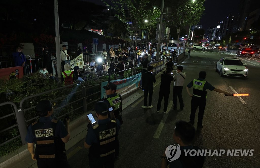 경찰, 대법원 앞 야간문화제 원천봉쇄…노조 "노숙농성 강행"(종합)