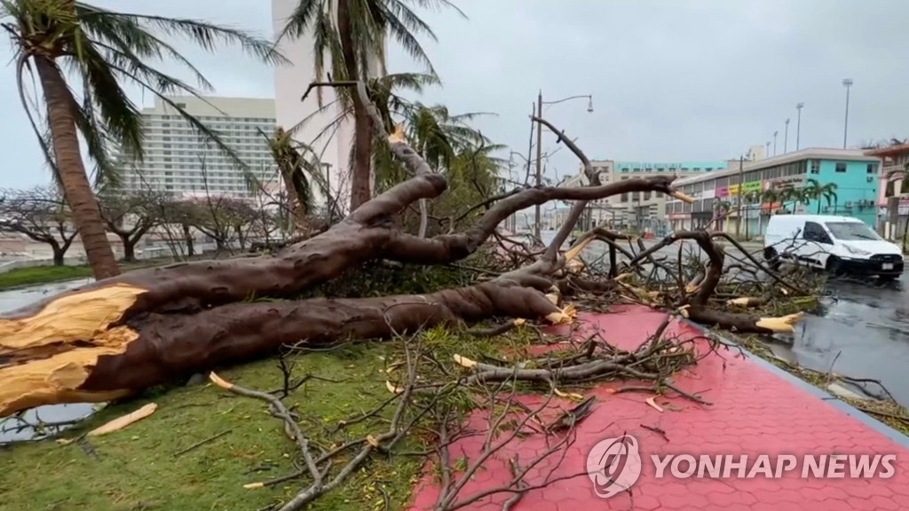 '태풍 강타' 괌 공항 29일 운영 재개…국적기로 여행객 귀국