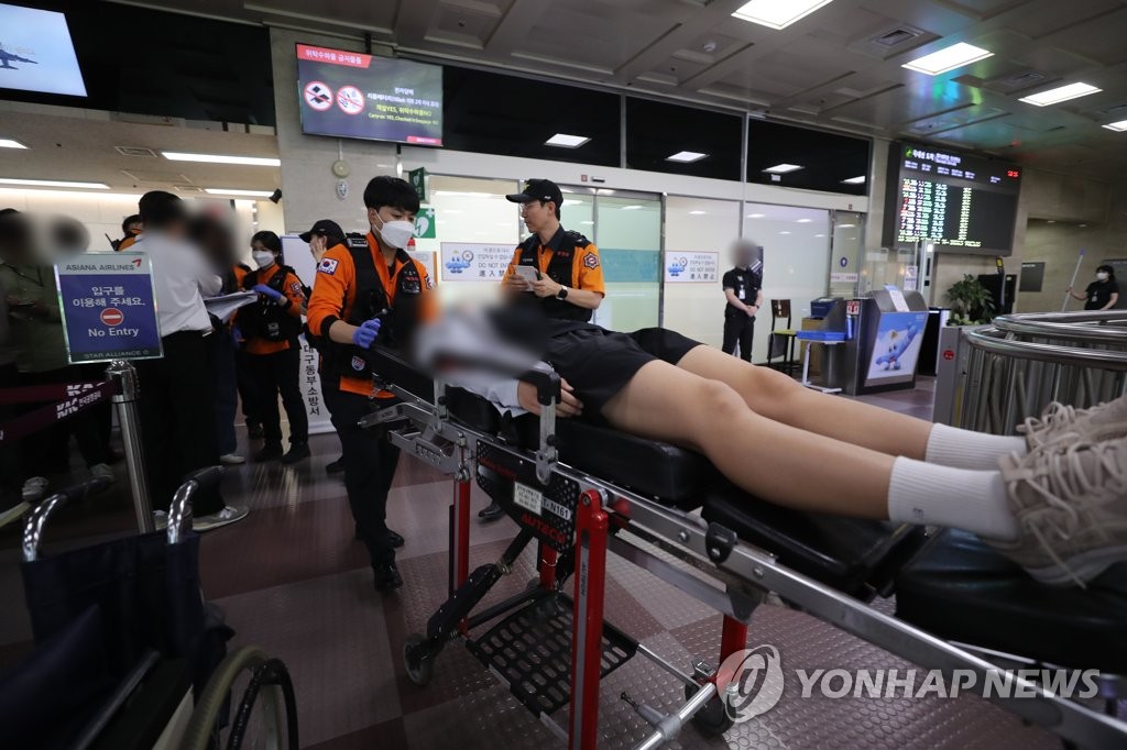 '문열린채 착륙' 아시아나기에 소년체전 제주선수단 65명 탑승(종합)