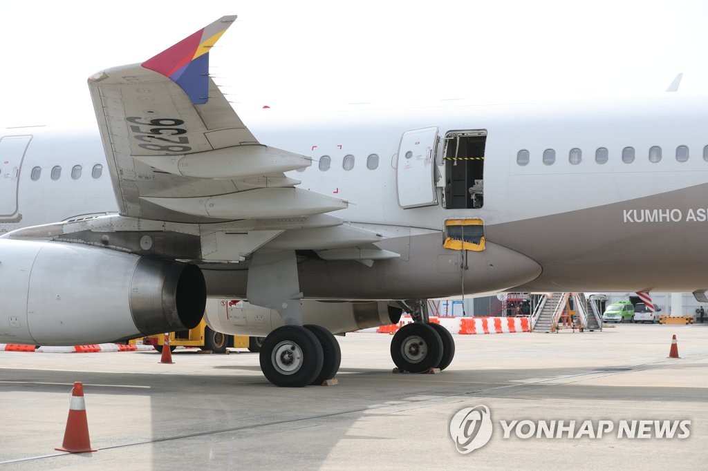 "이렇게 죽는가 싶었다"…문열린채 착륙 항공기속 '공포의 10분'