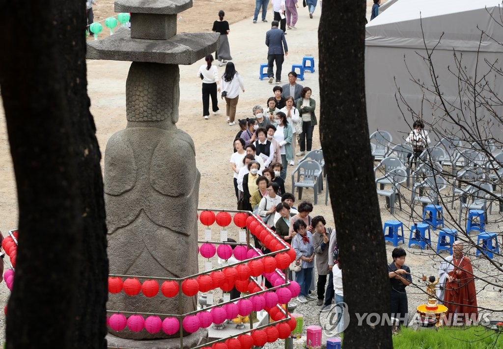 "산불 상처 낫기를"…잿더미 된 사찰에 울려 퍼진 '국악 선율'