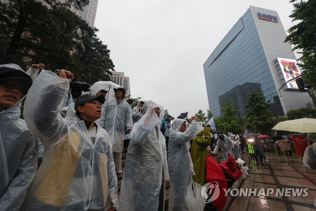 토요일 서울 도심 빗속 집회…평소보다 참가자 적어