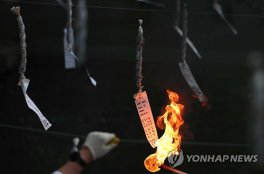 'K 불꽃쇼 함안 낙화놀이' 인기몰이…군 인구 맞먹는 인파 몰려