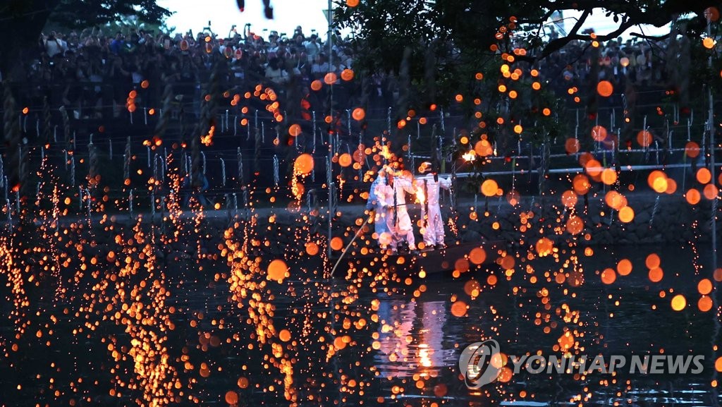 예상 인원 5배 초과 '대혼잡' 함안 낙화놀이, 내년 예약제 검토