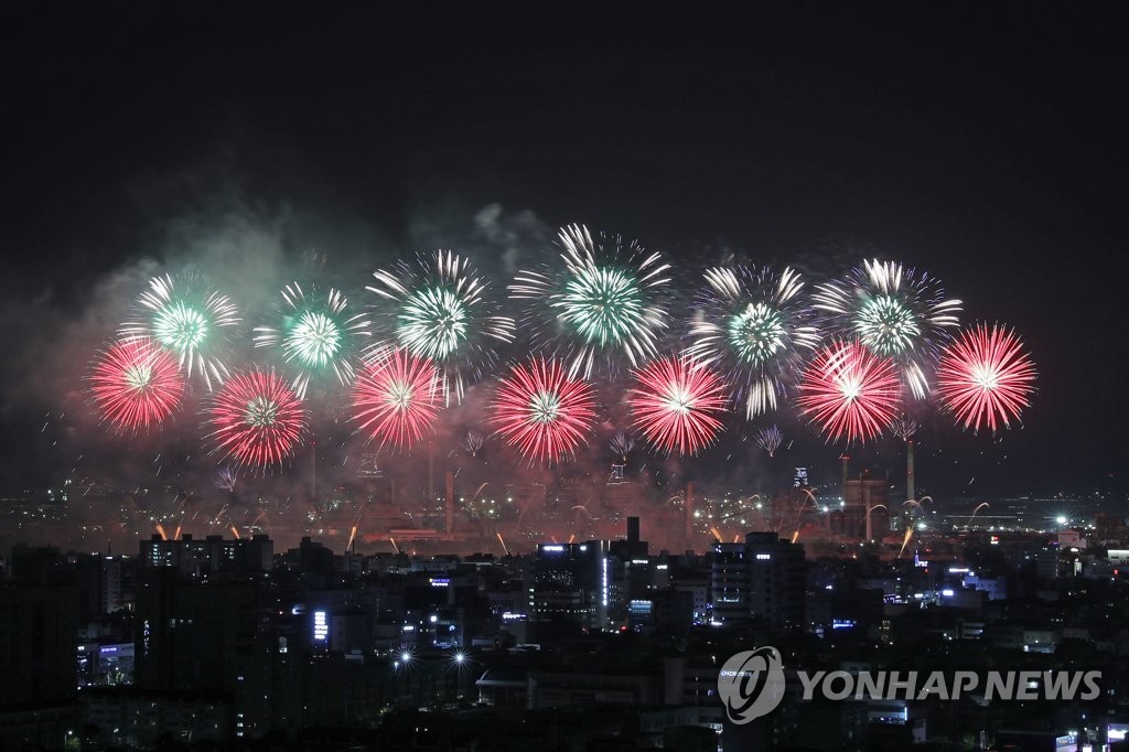 밤하늘 수놓은 6만발 불꽃…포항국제불빛축제 25만명 찾아 성황