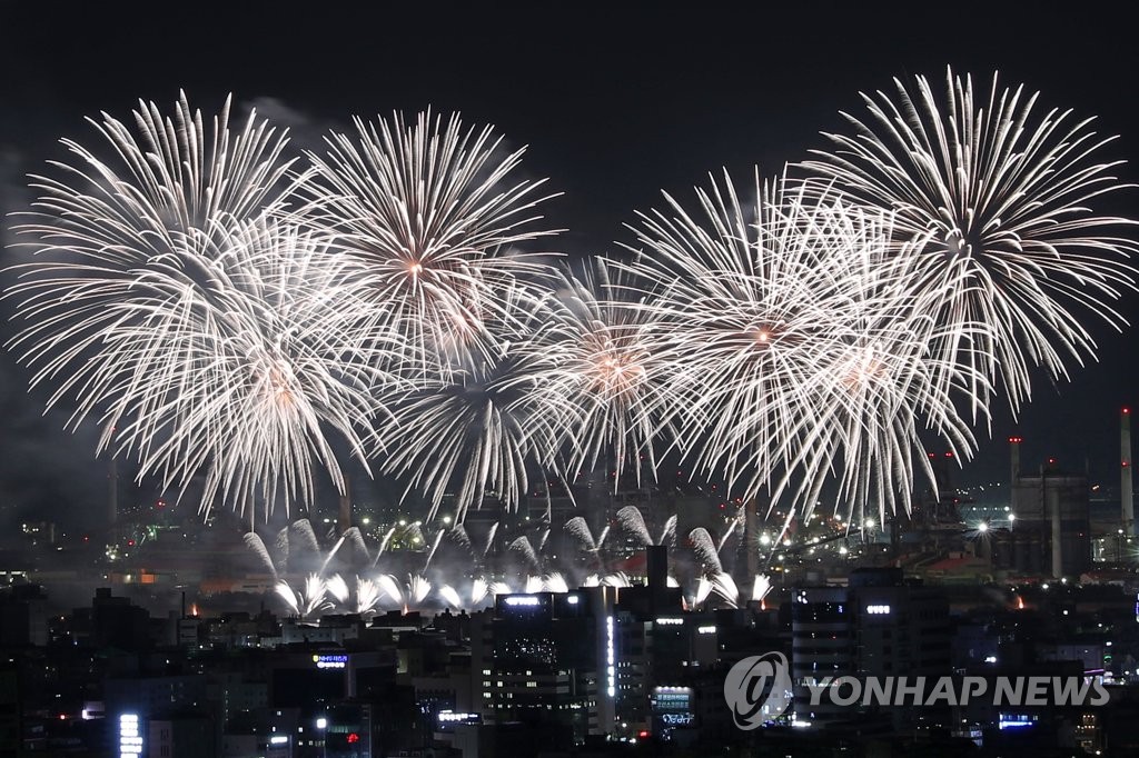 밤하늘 수놓은 6만발 불꽃…포항국제불빛축제 25만명 찾아 성황