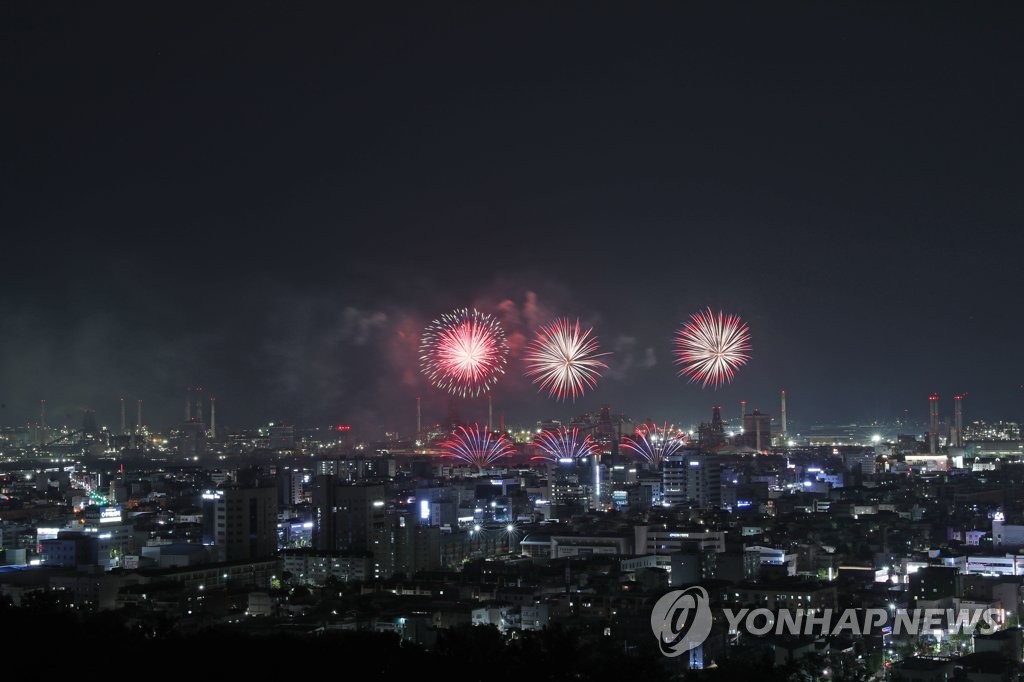 밤하늘 수놓은 6만발 불꽃…포항국제불빛축제 25만명 찾아 성황