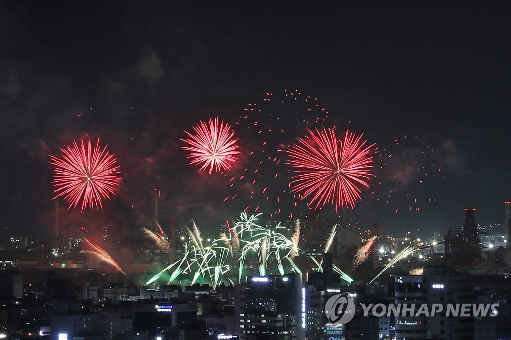 밤하늘 수놓은 6만발 불꽃…포항국제불빛축제 25만명 찾아 성황