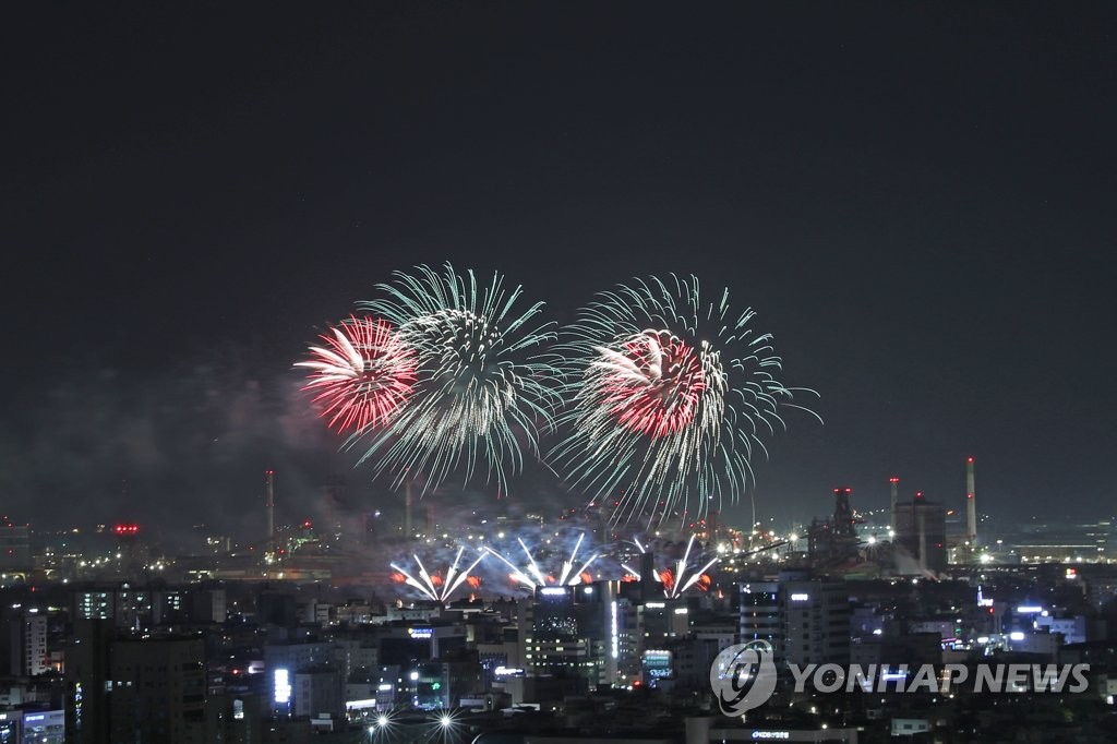 밤하늘 수놓은 6만발 불꽃…포항국제불빛축제 25만명 찾아 성황