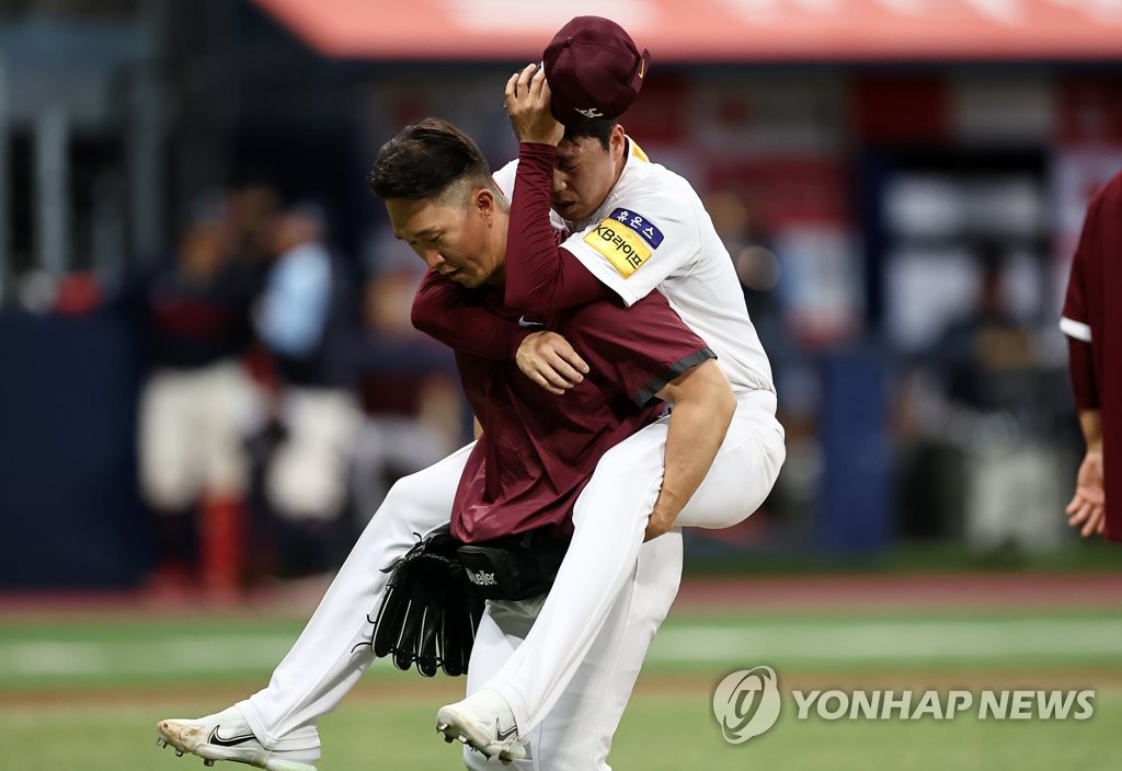 키움 하영민, 강습 타구에 무릎 맞고 강판…검진 결과 '이상 무'(종합)