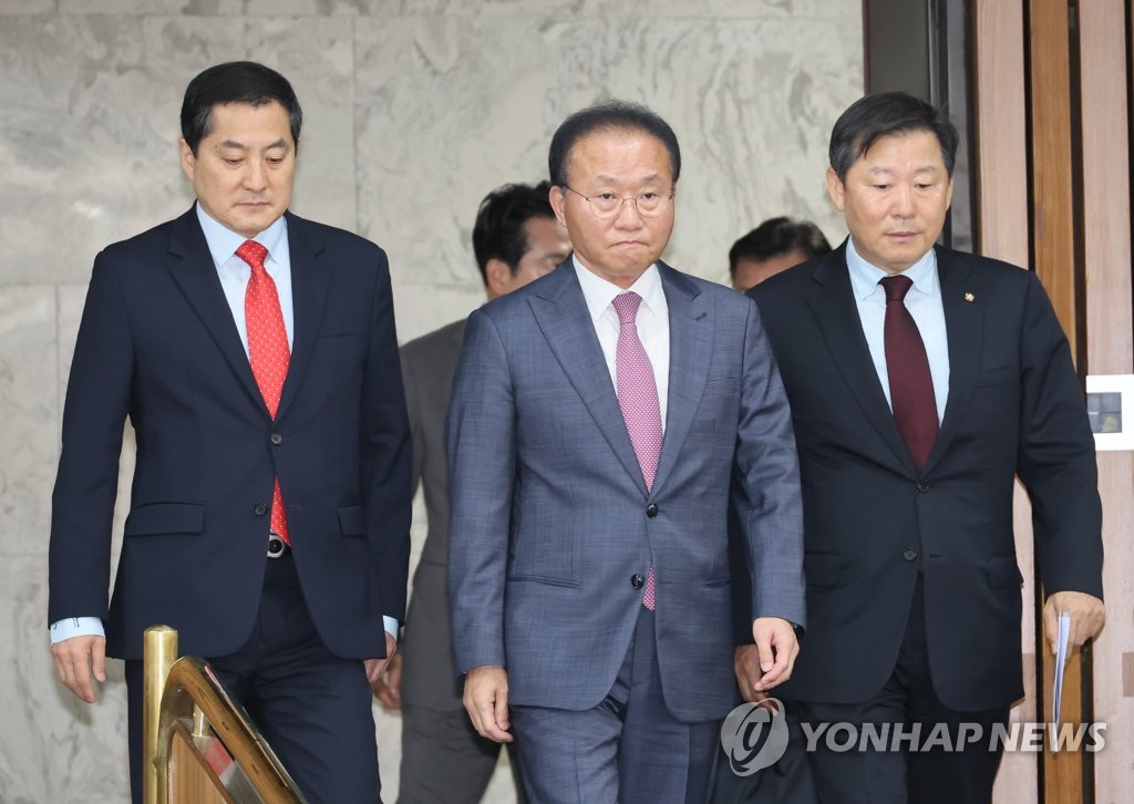 與, '욱일기 日함정' 비판에 "文때도 입항…공개안해 국민속여"