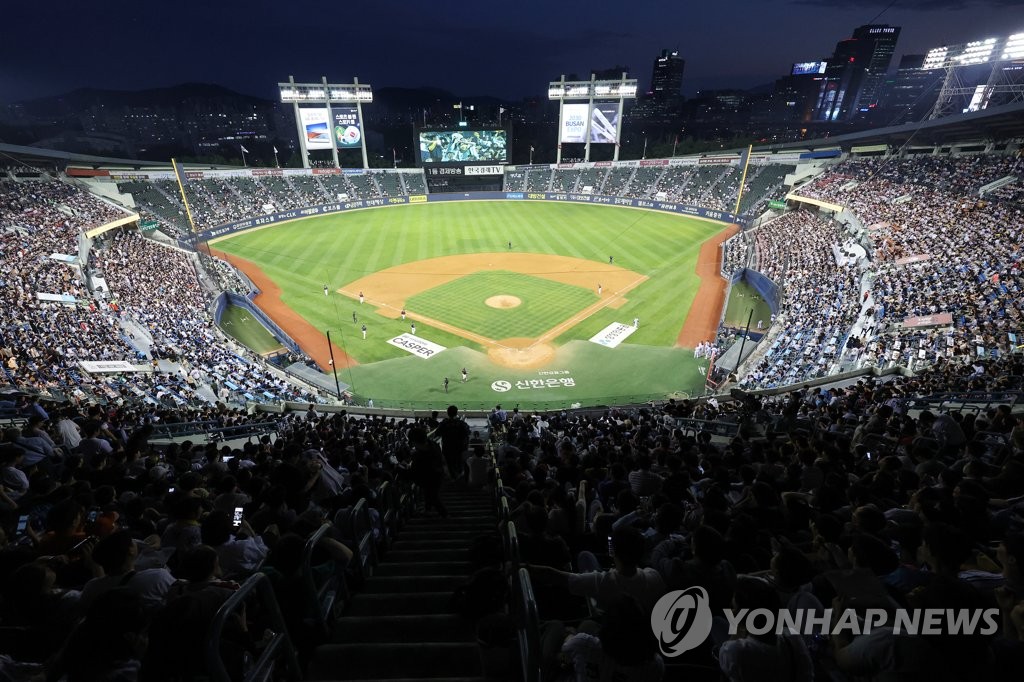 역시 '엘롯라시코'…관중 2만330명 운집 '시즌 화요일 최다'