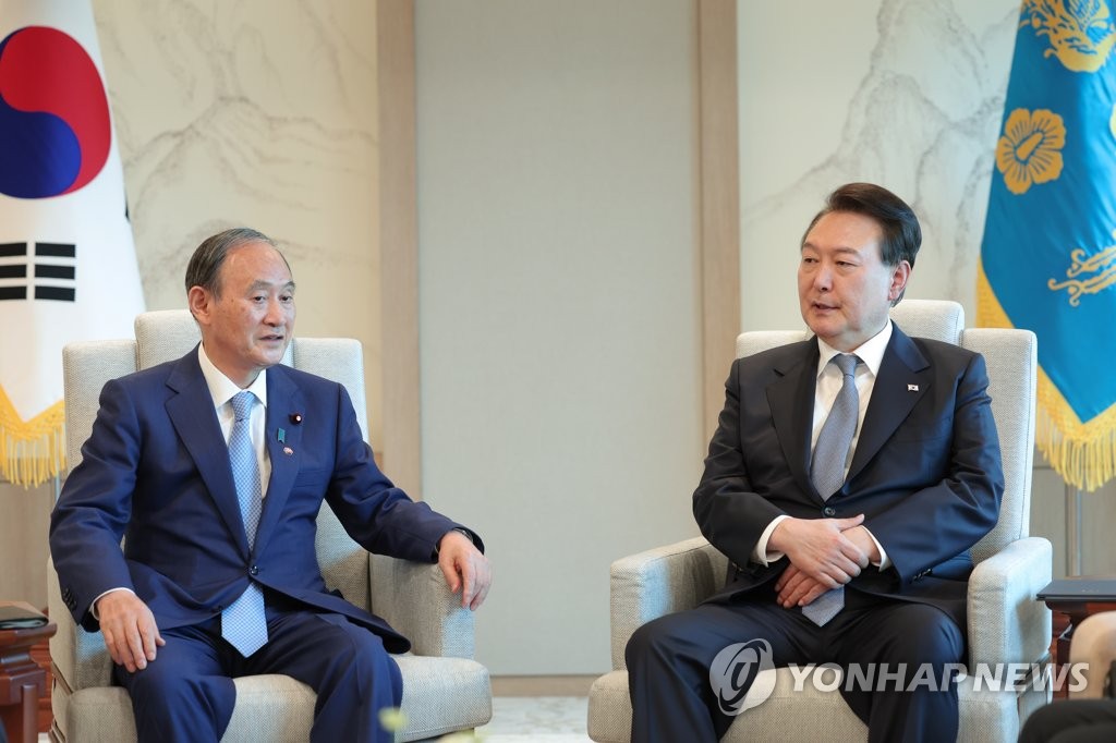 尹, 스가 전 日총리 접견…"한일관계 개선, 말 아닌 행동으로"