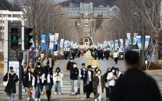 서울 연세대학교 교문 주변이 등교한 학생들로 붐비고 있다. /사진=연합뉴스