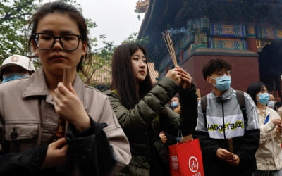 중국, 청년실업률 사상 첫 20% 넘었다…"지속 성장 의구심 커져"