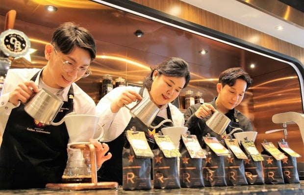 오는 30일부터 스타벅스 커피 전문가들로부터 커피 강습을 들을 수 있는 ‘별다방 클래스’가 열린다. (왼쪽부터)장광열 바리스타와 서우람, 양정은 바리스타. 사진=연합뉴스 