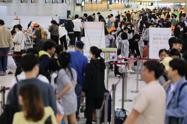 5일 오후 제주국제공항 출발층이 탑승을 기다리는 승객들로 붐비고 있다. /사진=연합뉴스