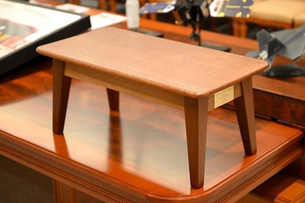 바이든 대통령 내외로부터 받은 소형 탁자. 사진=대통령실 제공