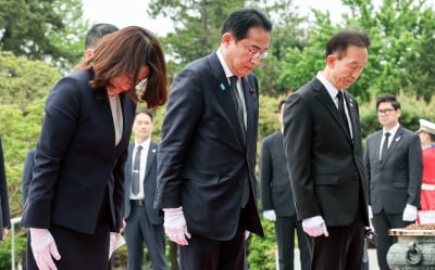 기시다, 국립서울현충원 방문…日 총리로서 12년 만