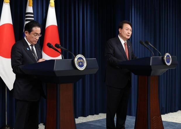 윤석열 대통령과 1박2일 일정으로 한국을 찾은 기시다 후미오 일본 총리가 7일 서울 용산 대통령실 청사에서 공동 기자회견을 하고 있다.  사진=연합뉴스