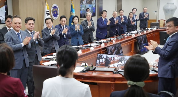 코로나 방역 보건 의료진에게 박수 보내는 윤석열 대통령 / 사진=연합뉴스