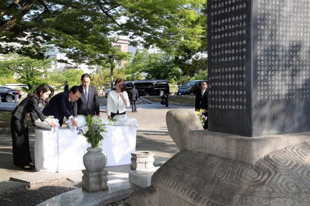 G7 정상회의 참관국 자격으로 일본을 방문 중인 윤석열 대통령과 부인 김건희 여사가 21일 히로시마 평화기념공원 내 한국인 원폭 피해자 위령비를 기시다 후미오 일본 총리와 부인 기시다 유코 여사와 함께 헌화하고 있다. 사진=연합뉴스