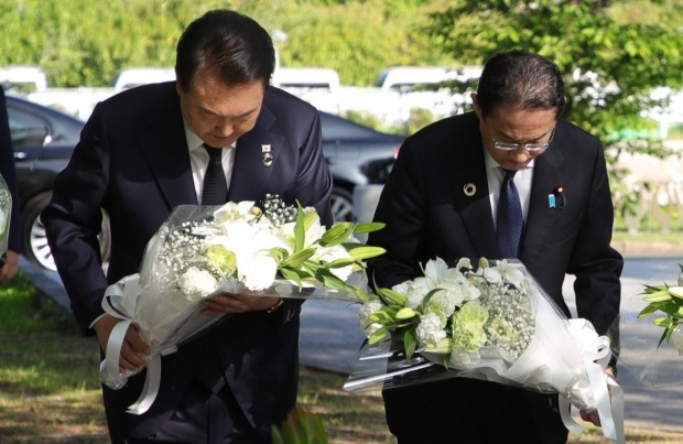 G7 정상회의 참관국 자격으로 일본을 방문 중인 윤석열 대통령과 기시다 후미오 일본 총리가  21일 히로시마 평화기념공원 내 한국인 원폭 피해자 위령비에 헌화하고 있다.사진=연합뉴스