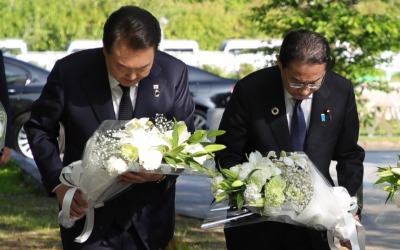 한일 정상, 히로시마 한국인원폭피해자 위령비 첫 공동 참배