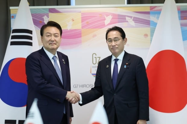  G7 정상회의 참관국 자격으로 일본을 방문 중인 윤석열 대통령이 21일 히로시마 평화기념공원 국제회의장에서 열린 한일 정상회담에서 기시다 후미오 일본 총리와 악수하고 있다.  사진=연합뉴스